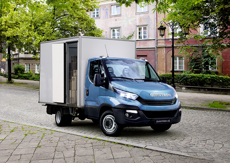 Deutsche-Politik-News.de | Im Transporter-Bereich geht die Quantron AG mit den Fahrzeugen auf Basis des IVECO Daily neue, emissionsreduzierte Wege.